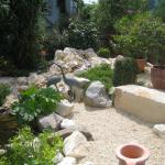 Gartenanlage mit Jurakalk Gestaltungssteinen und Bepflanzung