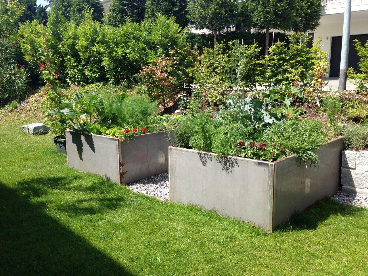 Neugestaltung Garten mit Hochbeeten (aus dechapiertem Metall, rostet nach)