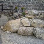 Mauer mit grossen Natursteinen
